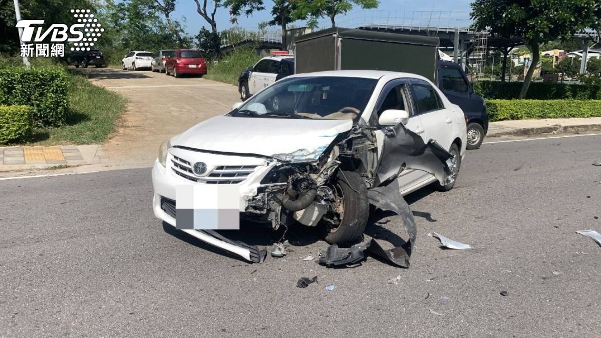 未禮讓直行車!金門轎車猛撞貨車 「左車頭全爛」零件散一地