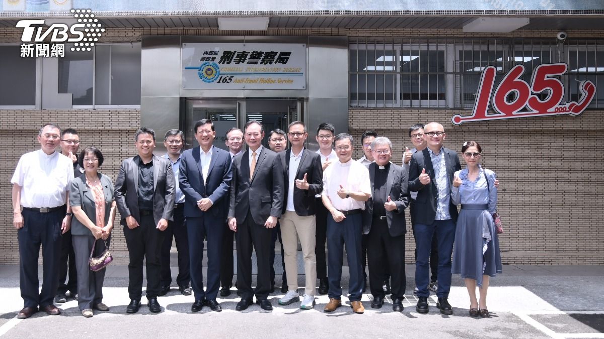 接聽165反詐專線全年無休 教會暖送物資、按摩為員警打氣