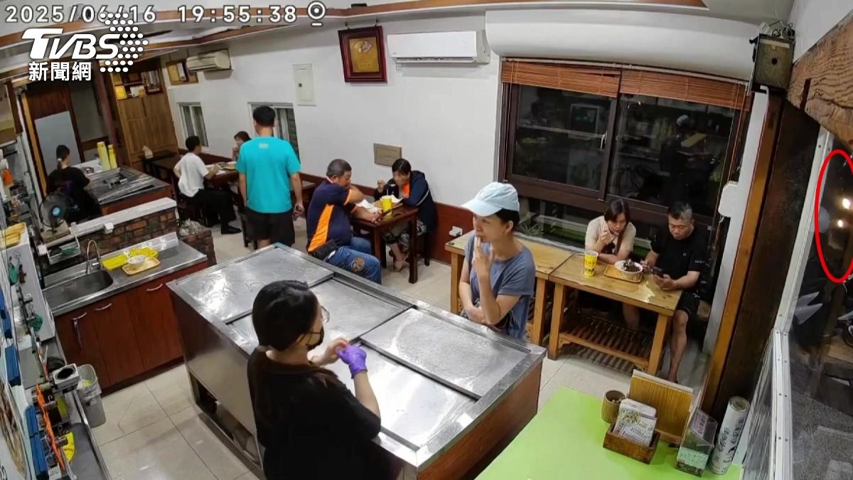 店面被撞的震了好大一下，顧客驚聲尖叫 急忙跳開，發現汽機車都被撞倒。（圖／TVBS）