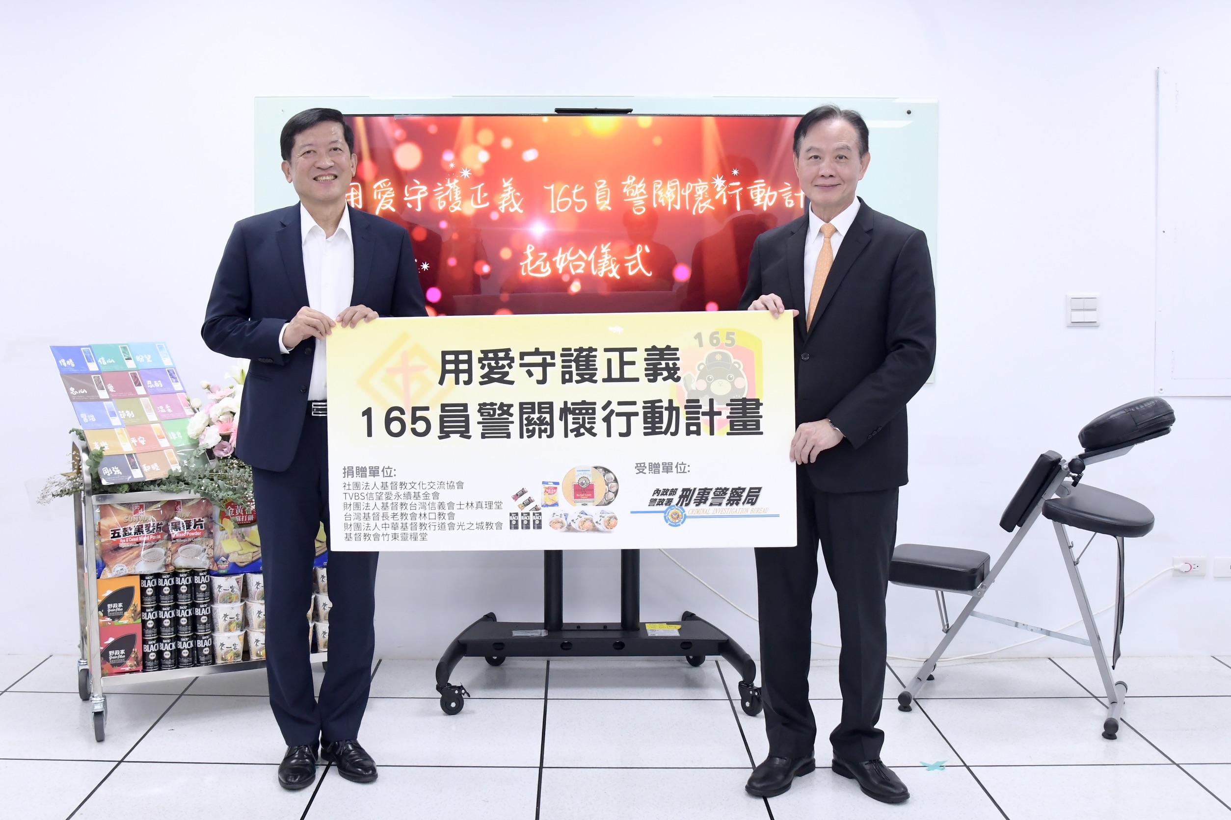 眾教會自發關懷165專線員警。(圖/TVBS)