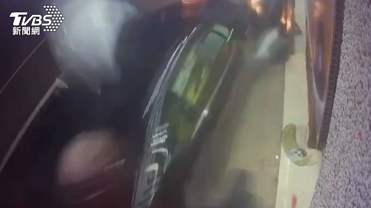 一輛黑色轎車高速行駛，掃倒整排機車 還把監視器撞歪。（圖／TVBS）