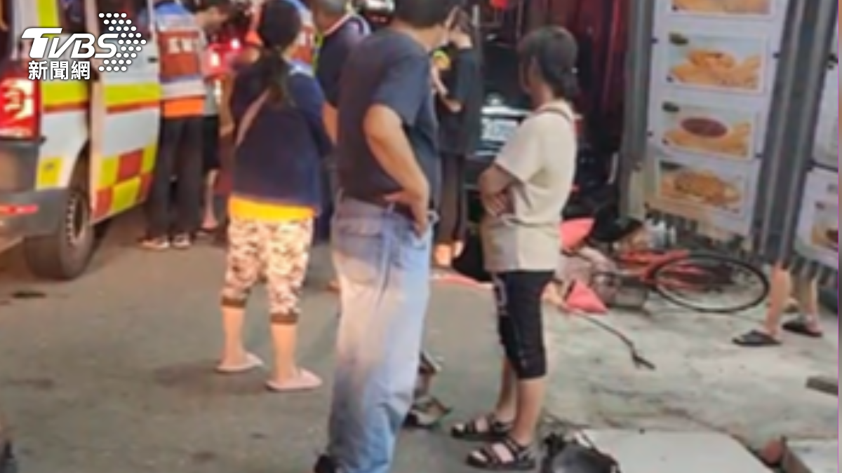 撞倒整排機車並將監視器撞歪。店面被撞得震動很大，顧客驚聲尖叫並急忙跳開，發現汽機車都被撞倒後紛紛外出查看。（圖／TVBS）