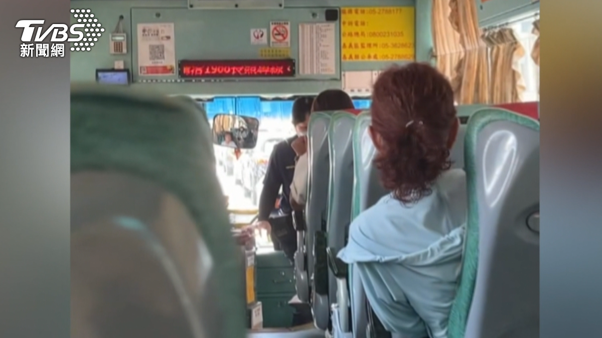 半票搭公車!司機要求看證件 女乘客嗆:「我說不用就不用」。(圖/TVBS)