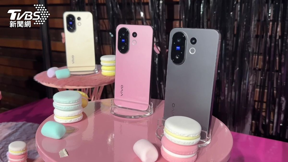 vivo新機搶攻年輕女性客群，主打重量輕、可單手拿，還有馬卡龍配色。（圖／TVBS）