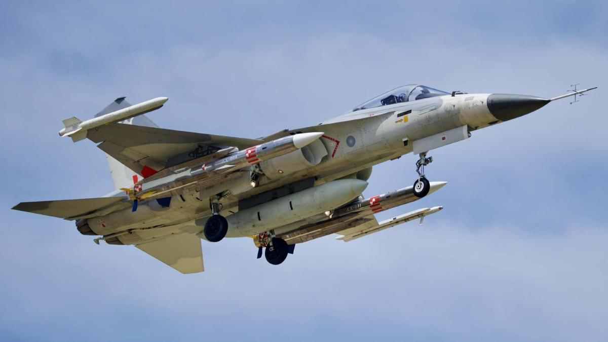 中科院「雄鷙專案」持續研發空射型雄三飛彈,由IDF戰機掛載升空測試。(圖/IDF經國號臉書粉專)