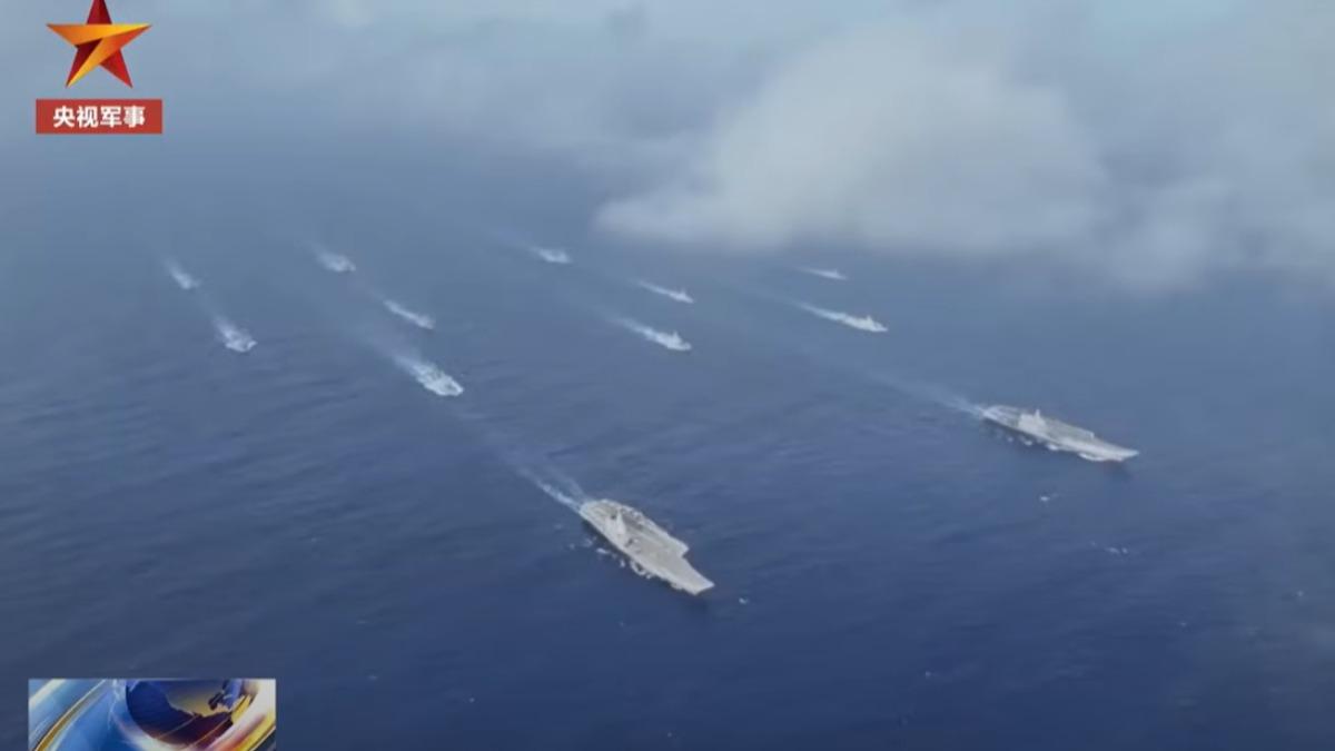 中共雙航艦編隊,在今年6月大舉挺進一、二島鏈之間展開聯合演訓,宣示意圖和威脅性,受國際高度關注。(圖/央視)