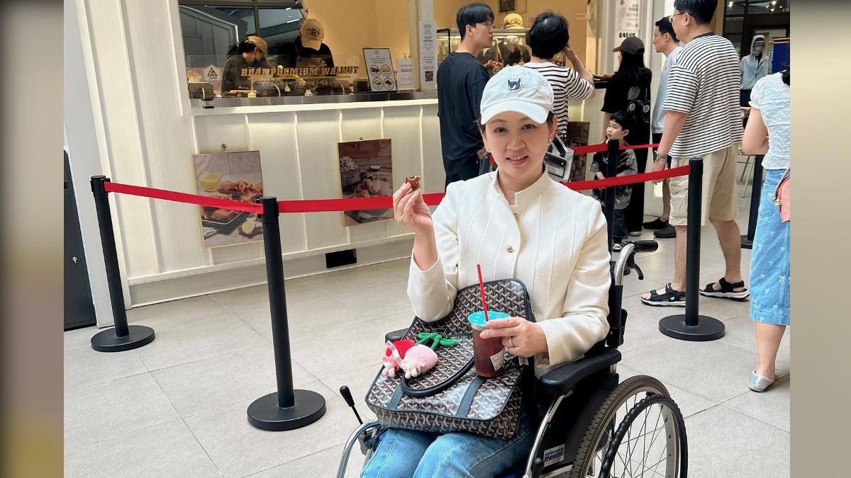 53歲郁方輪椅代步!她1舉動全場傻眼:該怎麼解釋?