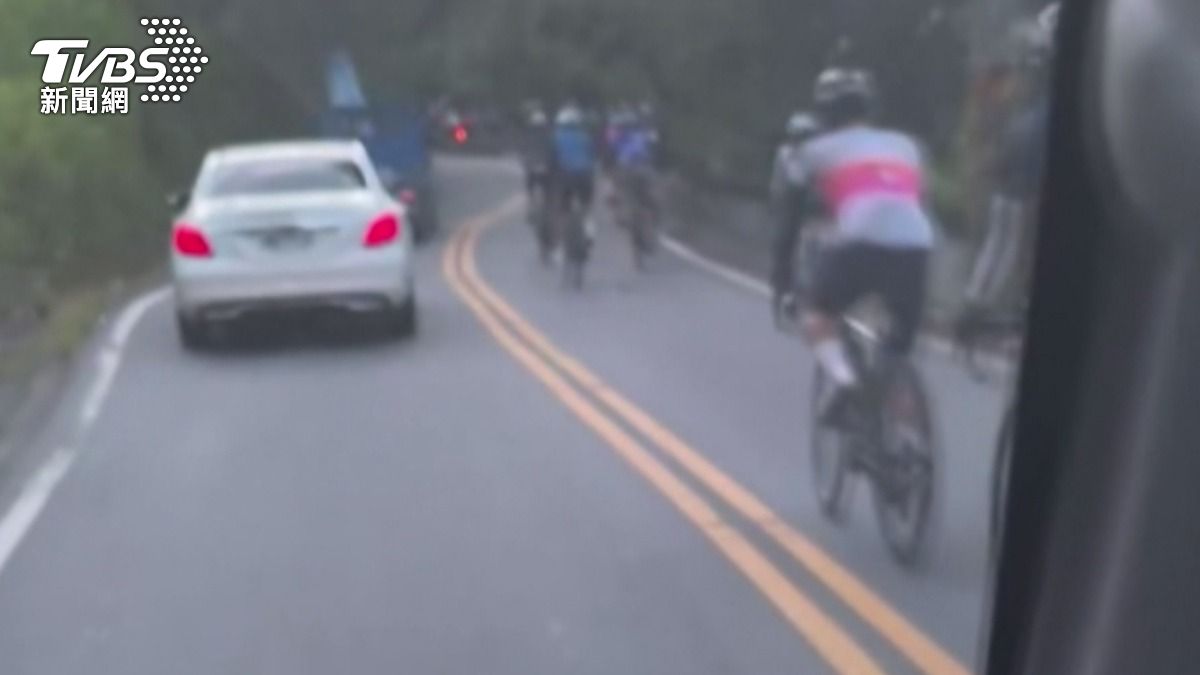 武嶺自行車挑戰賽「癱瘓合歡山」!逆向車道塞爆 民怒:害死人的活動(圖/埔里人臉書)