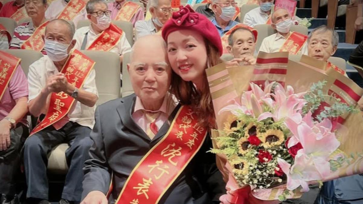 秀蘭瑪雅爸爸拿過模範父親。(圖/翻攝自秀蘭瑪雅臉書)