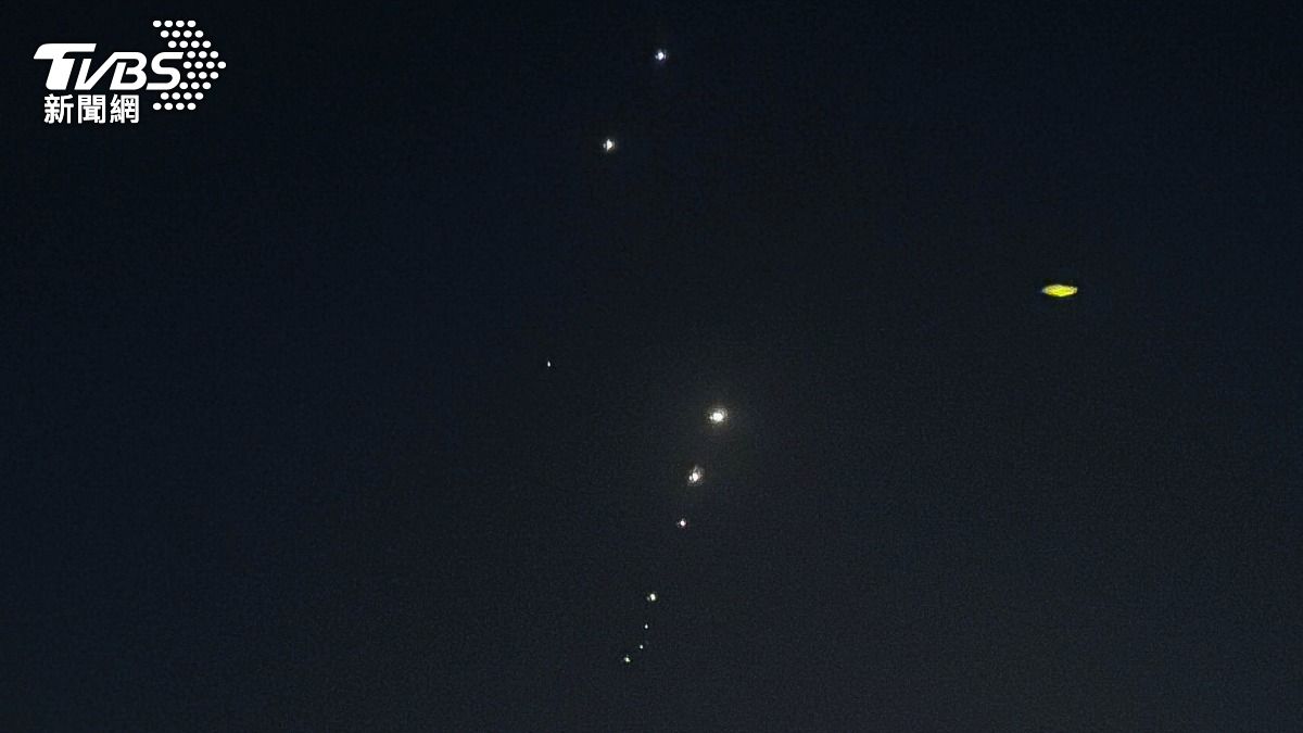 在卡達多哈可以看到天空中出現了飛彈痕跡。(圖/達志影像路透社)
