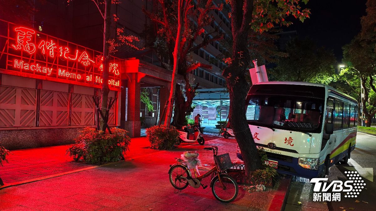 「轉彎不慎誤踩油門」 馬偕醫院交通車撞路樹、燈桿釀2傷
