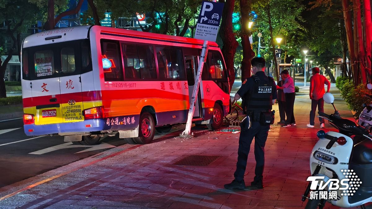 事故造成乘客輕傷,61歲陳姓女子嘴唇撕裂並雙腳瘀青,48歲馮姓女子則雙腳挫傷。(圖/陳冠宇攝)