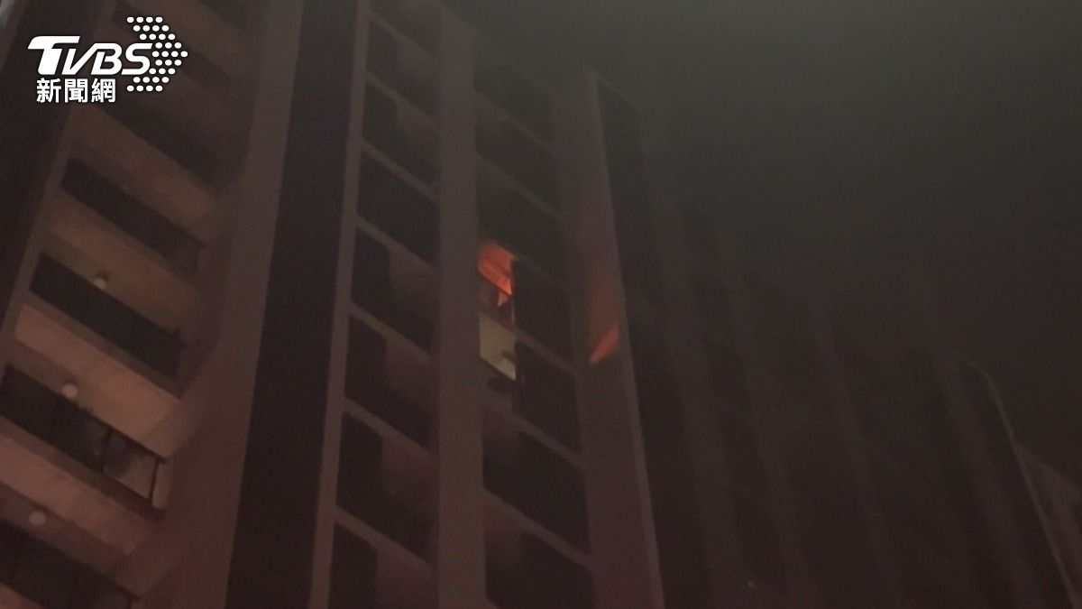 台中12樓陽台「紅光閃爍」引恐慌 住戶帶寵物急避難