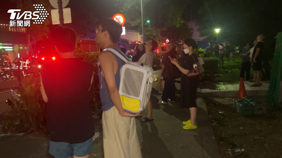 大樓住戶帶毛小孩避難。(圖/廖文漢攝)