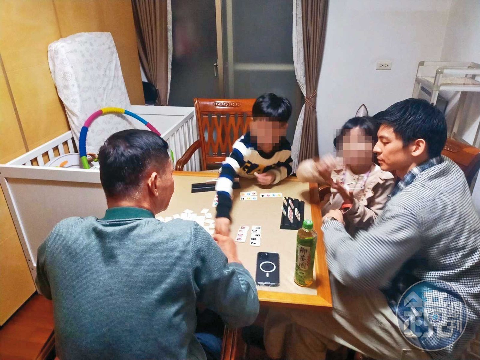 林柏宏(右1)大學時期曾當四叔(左1)兒子的家教,雙方關係緊密。(圖/鏡週刊)