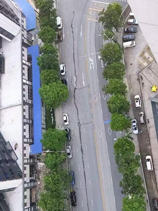 公路上造成多條裂痕。(圖/翻攝自微博)
