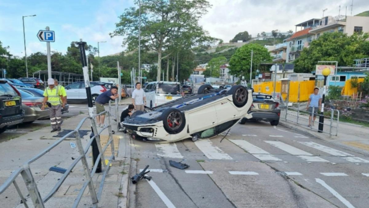 打瞌睡釀禍?白車失控四輪朝天 零件四散路人驚魂狗狗也嚇跑