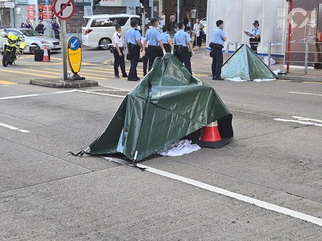警方架起帳篷遮蓋遺體。（圖／香港01）