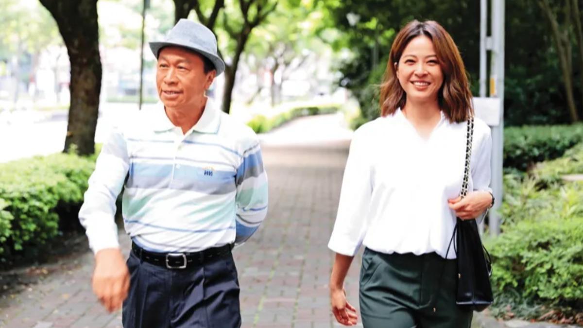 游安順(左)在民視八點檔《好運來》和蘇晏霈(右)二度搭檔。(圖/民視提供)