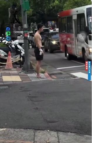 孫安佐被直擊半裸現身北投街頭。（圖／翻攝自黑色豪門企業）