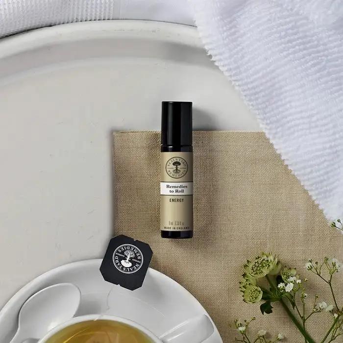 Neal’s Yard Remedies 活力提振滾珠精油。(圖/Neal’s Yard Re官網)