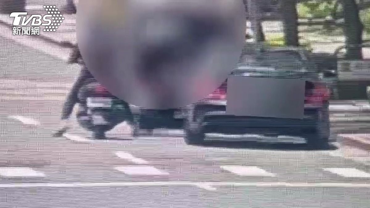 吳男製造行車糾紛,對李正皓噴辣椒水。(圖/TVBS資料畫面)