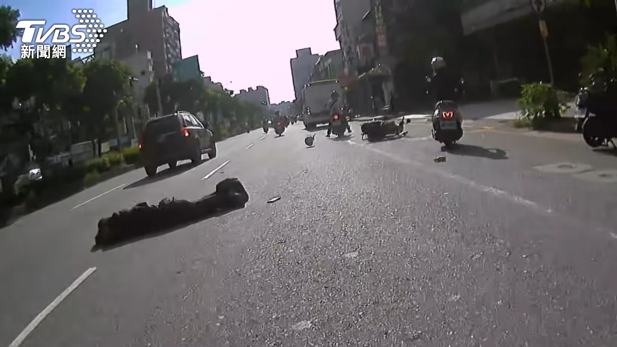 機車騎士擦撞汽車後，翻滾倒地。（圖／翻攝自龜山生活通）