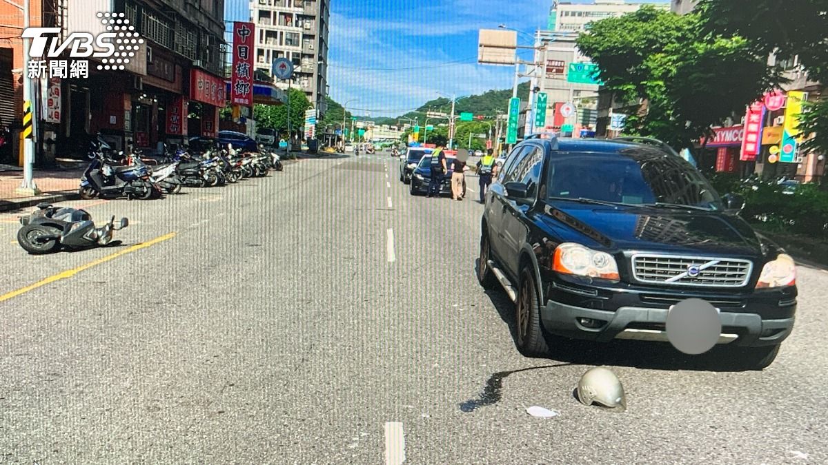 汽機車擦撞後，機車滑向馬路旁。（圖／TVBS）