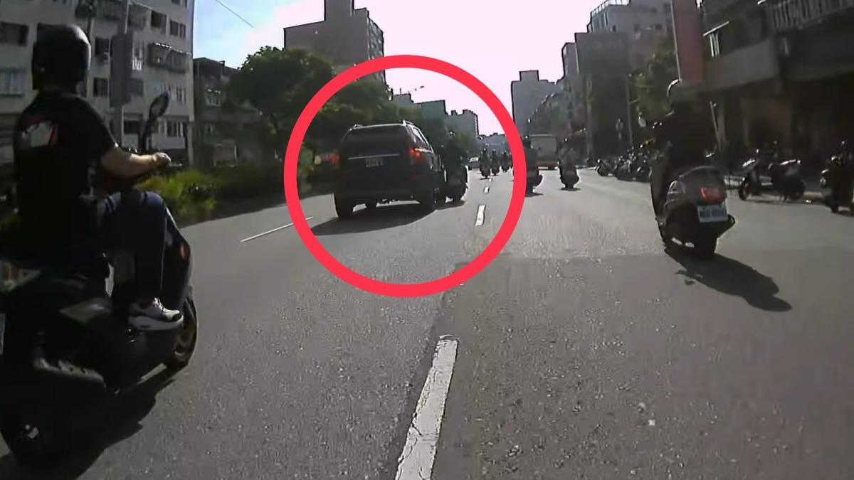 連翻好幾圈!70歲翁騎車突左偏 遭汽車擦撞噴飛倒地