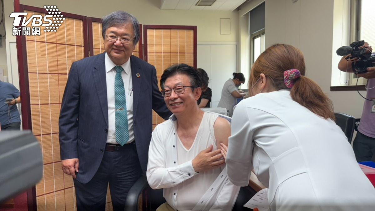 綠委郭國文、林俊憲今(24)日於立法院舉辦疫苗接種活動。(圖/郭國文辦公室提供)