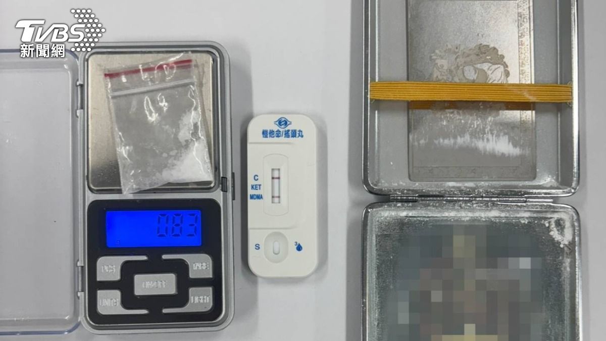 警方查扣第三級毒品愷他命及K盤。(圖/TVBS)