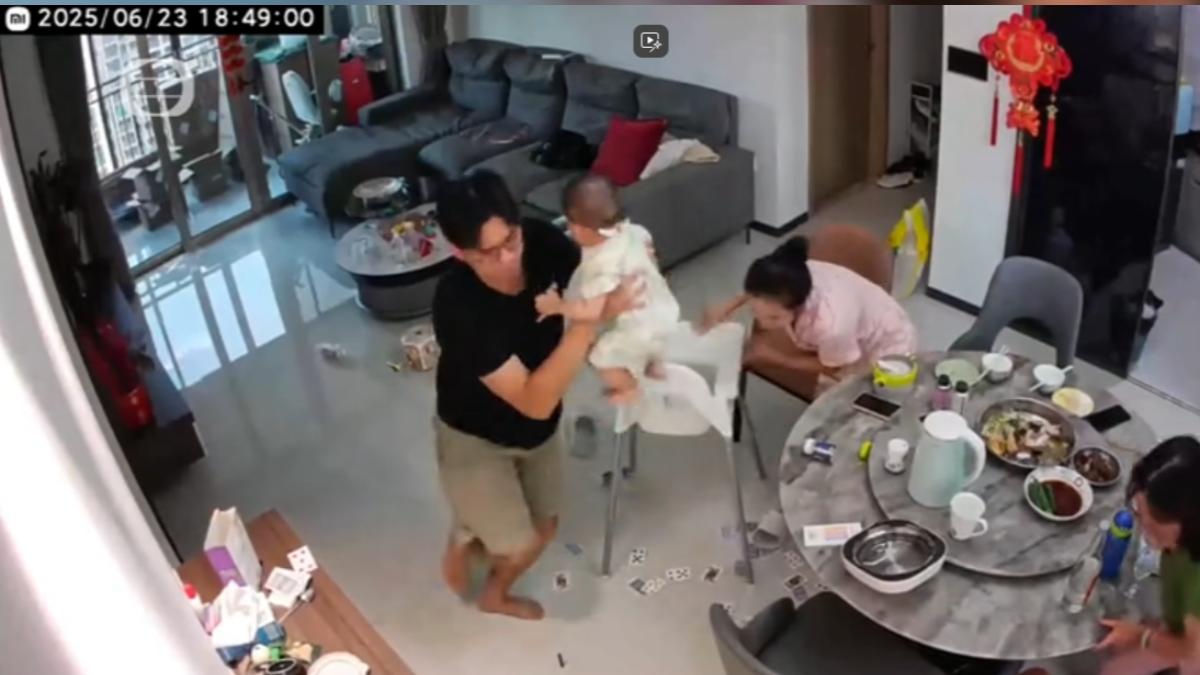 地震發生瞬間,一位父親立即抱起寶寶,躲到餐桌下。(圖/TVB)