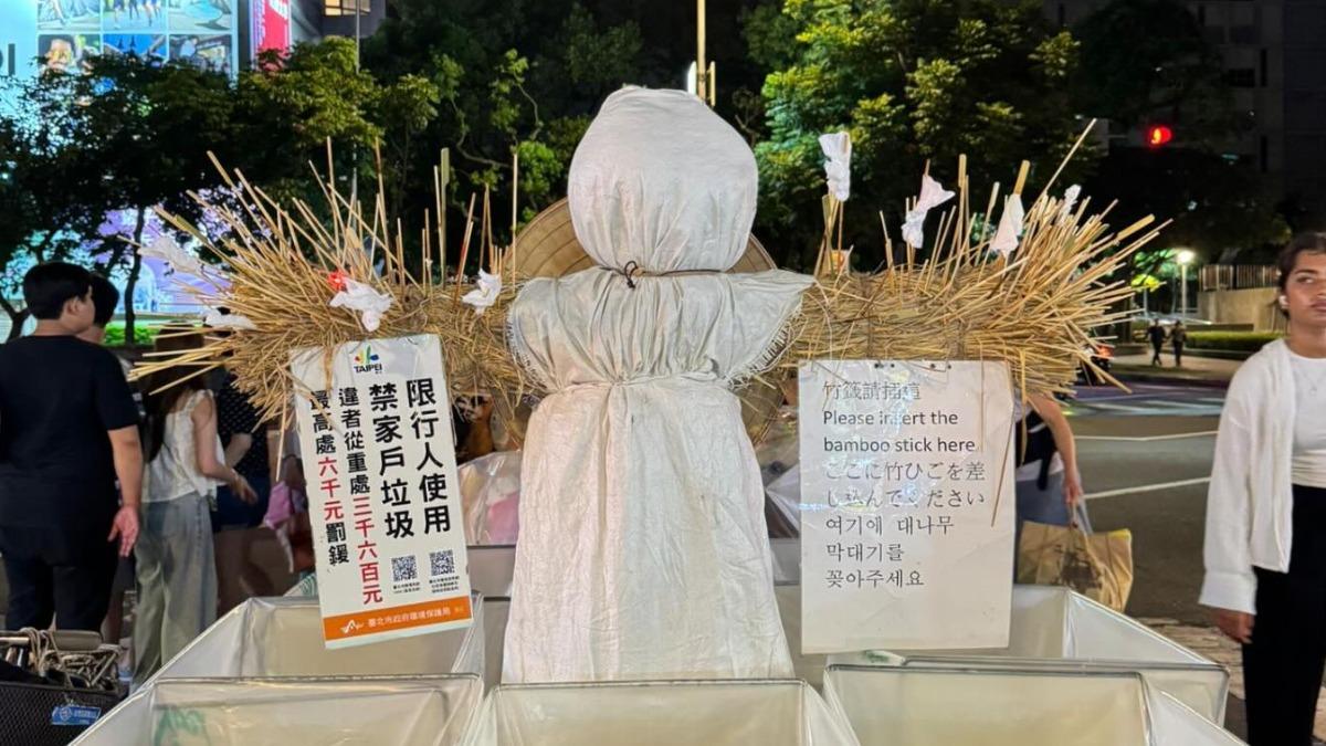士林夜市新裝置曝光！入口大型稻草人爆紅「謝丞相賜箭」