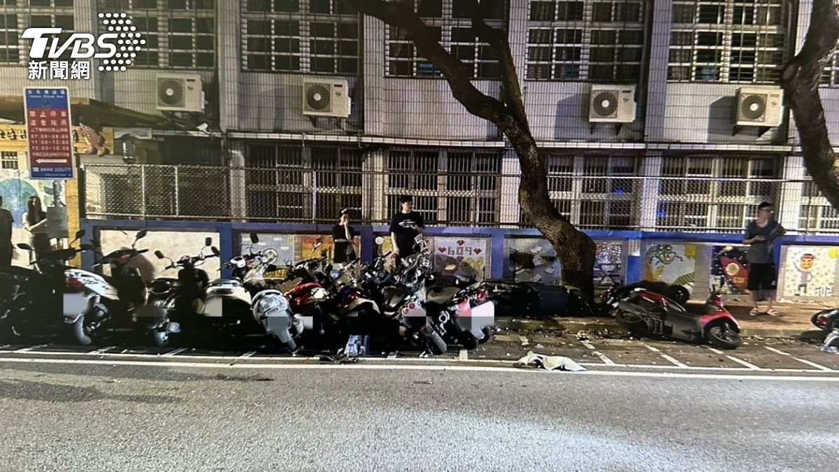 當時兩名男子追撞後波及路邊車輛,隨後肇事逃逸。(圖/TVBS)