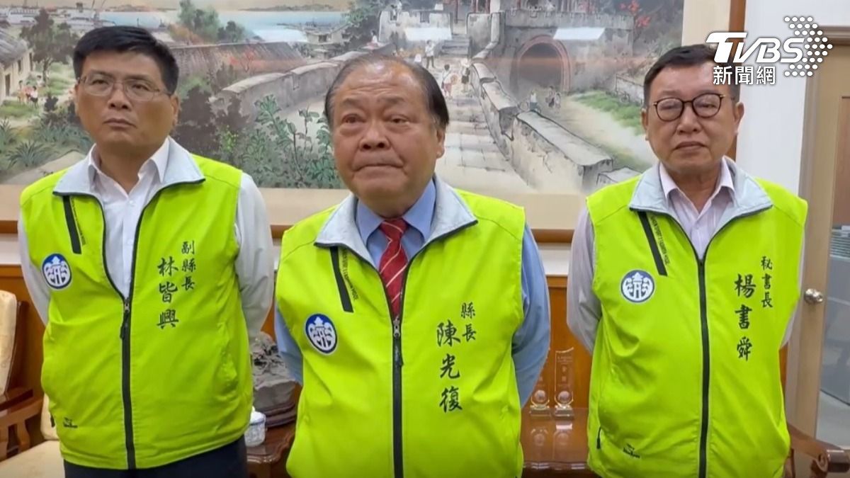 澎湖縣長陳光復出面滅火。（圖／TVBS）