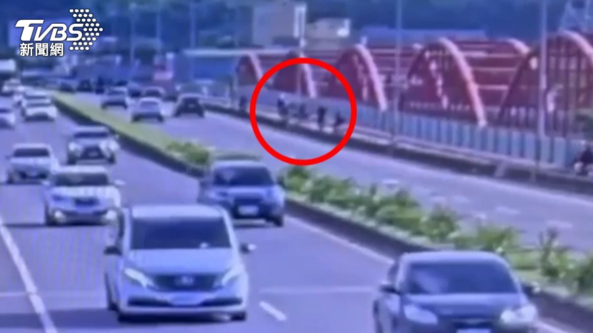 機車騎士不慎自撞燈桿。（圖／TVBS）