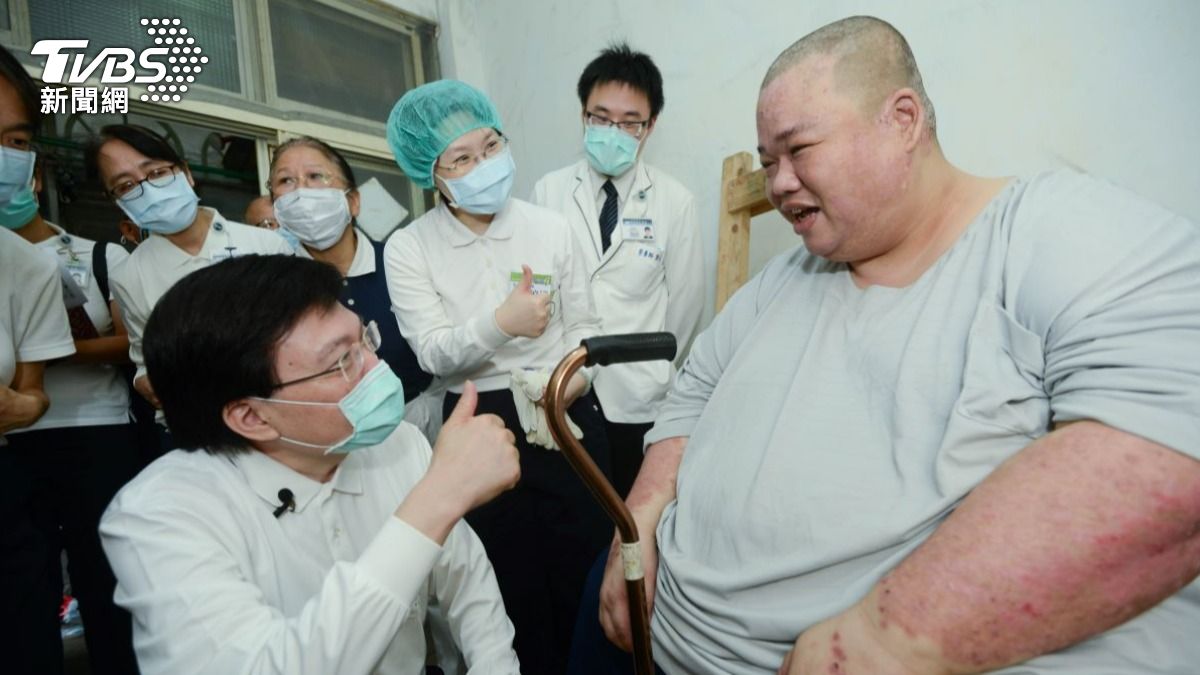 台北慈濟醫院醫護團隊到吳先生居家家訪。(圖/台北慈濟醫院)