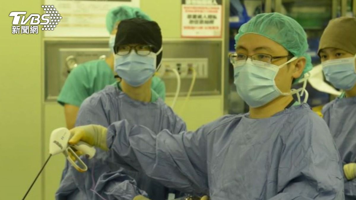 醫師張健輝2023年替吳先生執行縮胃手術。(圖/台北慈濟醫院)