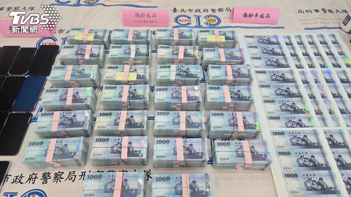 呂男製作之假鈔,乍看似真,但安全線與真鈔差異明顯。(圖/TVBS)