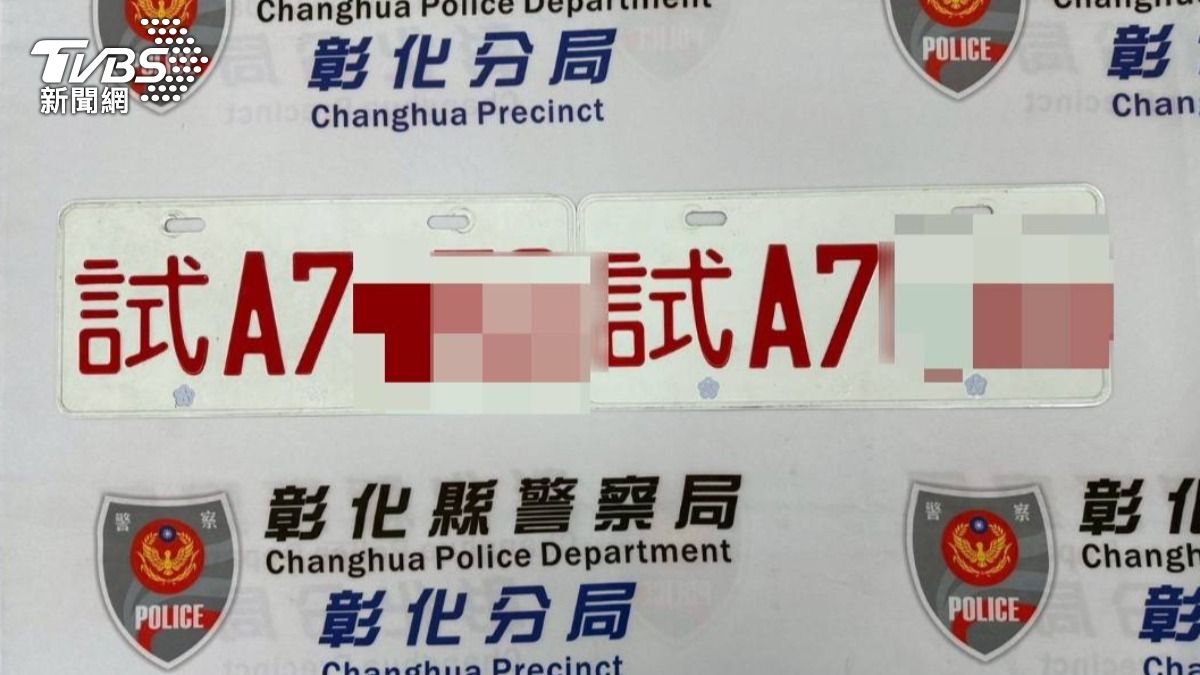 男子懸掛之假車牌。(圖/TVBS)