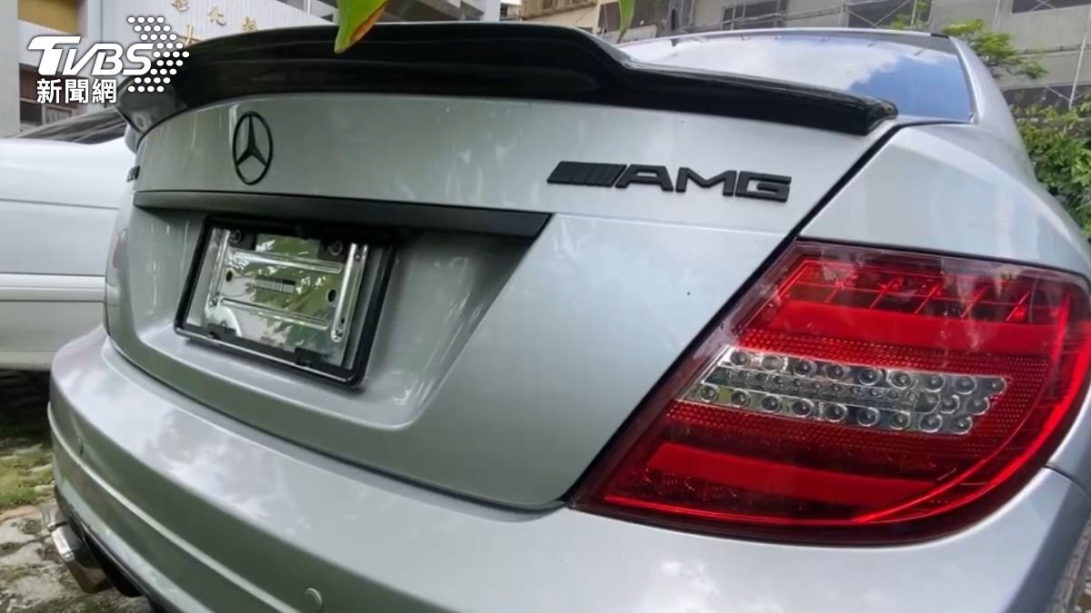 男子懸掛假車牌之賓士轎車。(圖/TVBS)