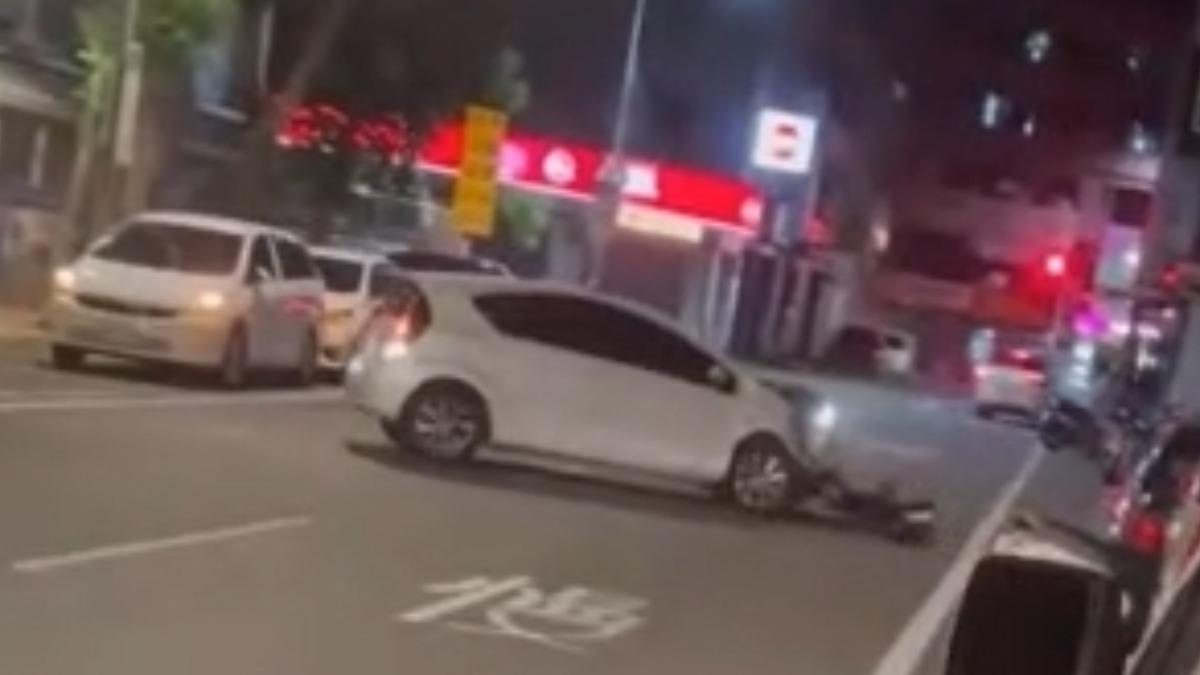 白色休旅車衝撞路邊14輛汽機車。（圖／翻攝黑色豪門企業）