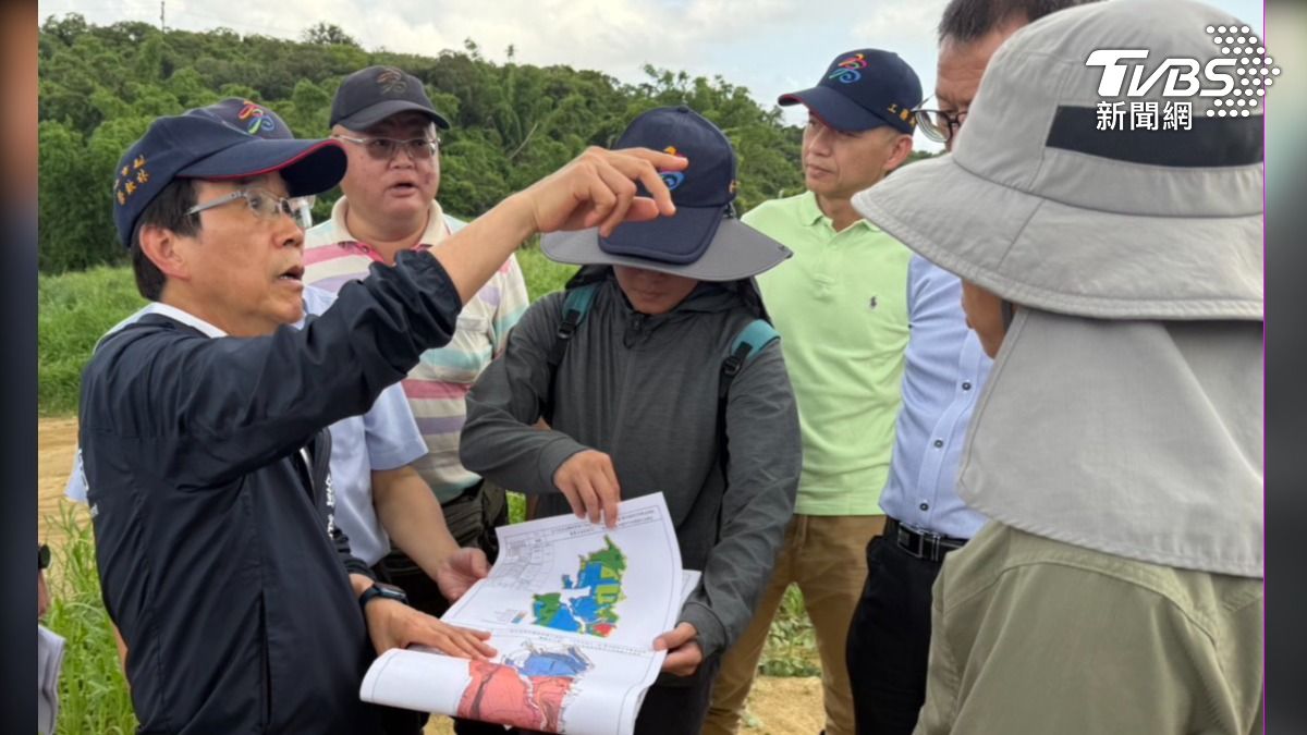 和山光電案引發爭議，林欽榮副市長率專案小組會同水土保持技師前往討論。（圖／TVBS）