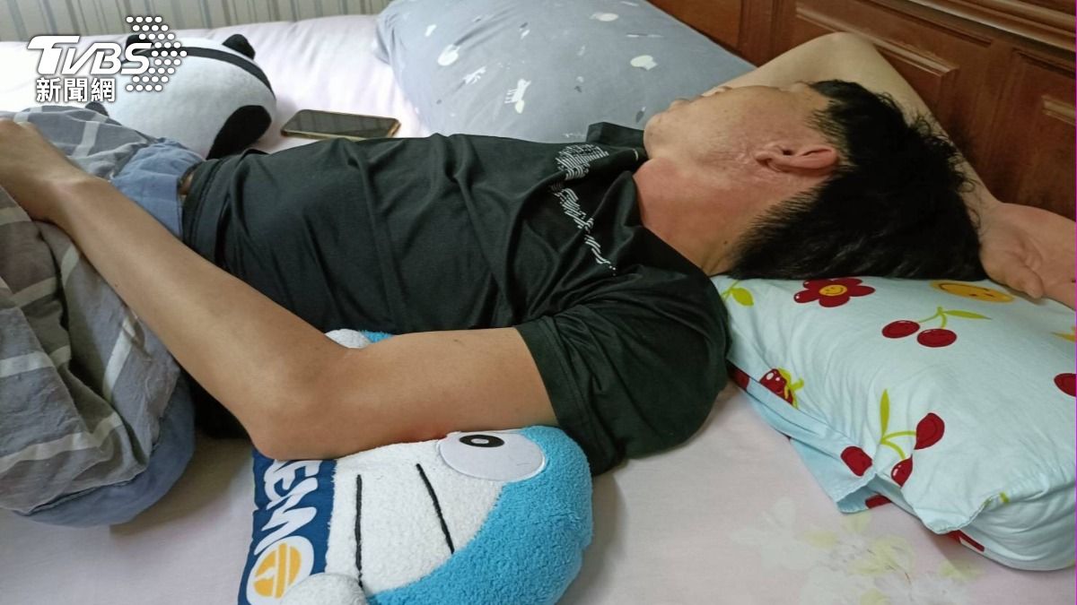 睡覺有可能壓迫到手臂。（圖／TVBS）