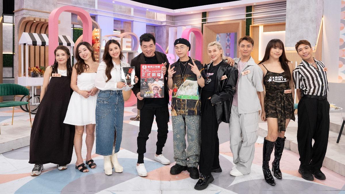張宇（左起）、吳小可、Sandy、孫德榮、派翠克、嘻小瓜、泰辣、黃小愛及哆啦進棚錄影。（圖／東森提供）