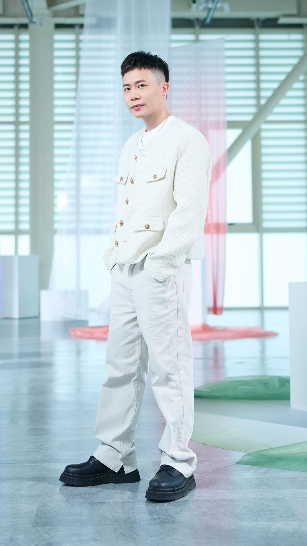 蕭秉治〈520〉MV講述6段不同時間與年齡層的愛情故事。(圖/相信音樂提供)