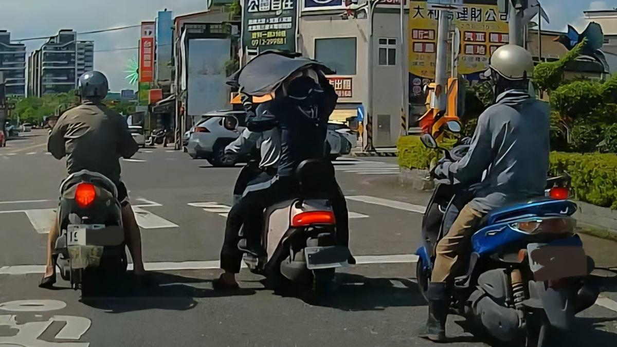 熱到爆！宜蘭33度高溫 騎士竟「頭頂遮陽板」上路引側目