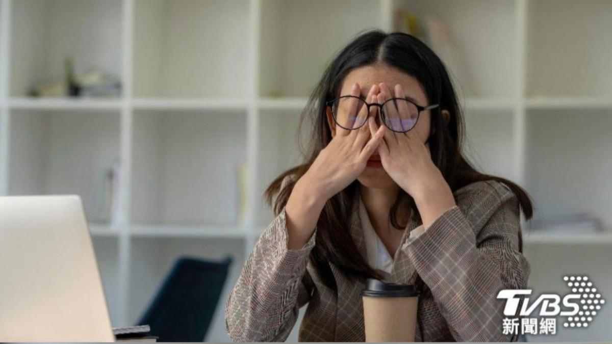 醫生提醒過勞會嚴重危害身心健康。（示意圖／shutterstock達志影像）