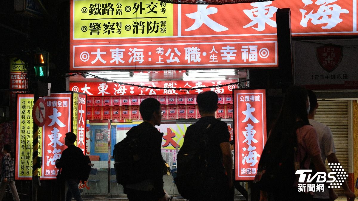有「補教一條街」之稱的台北車站南陽街盛況不再,補習班被餐廳與手搖飲店取代,南陽街榮景已不復當年。(圖/胡瑞麒攝)