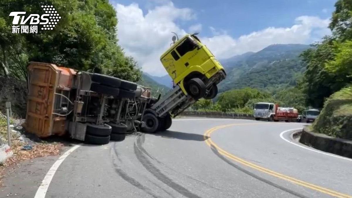 下坡失控翻覆，砂石車翹出拱門奇景